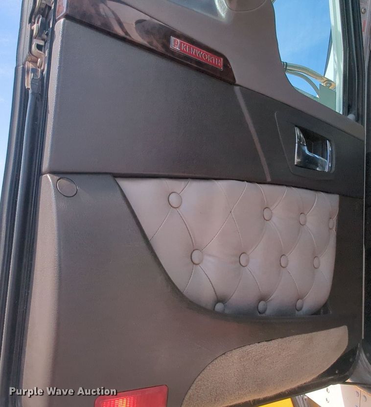 image for item MY9833 2016 Kenworth T800  semi truck