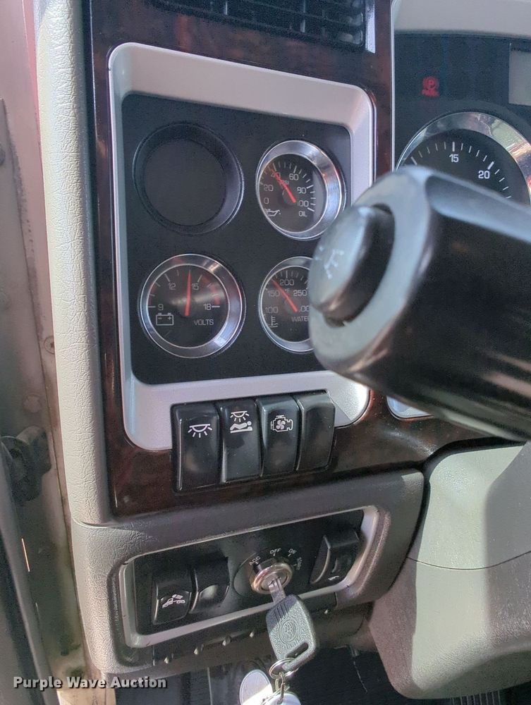 image for item MY9833 2016 Kenworth T800  semi truck