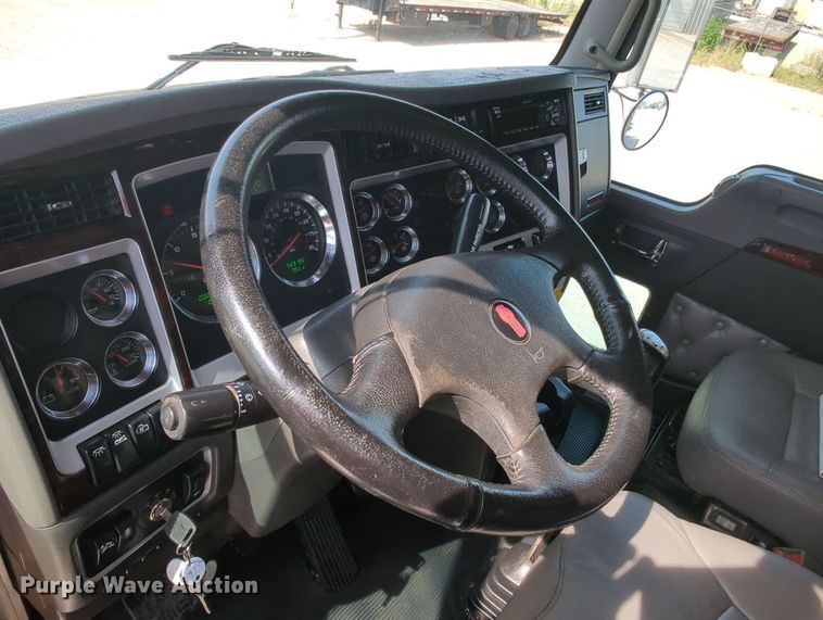 image for item MY9833 2016 Kenworth T800  semi truck