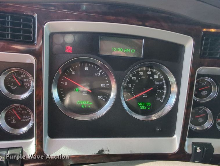 image for item MY9833 2016 Kenworth T800  semi truck