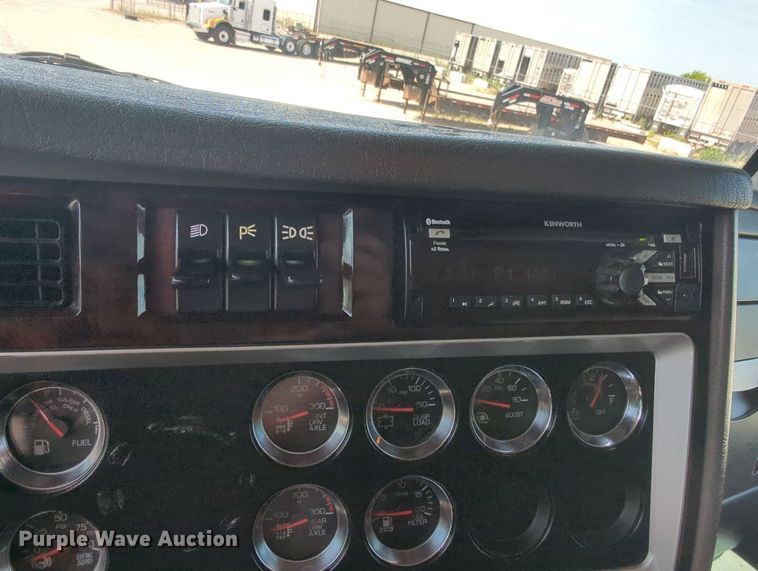 image for item MY9833 2016 Kenworth T800  semi truck