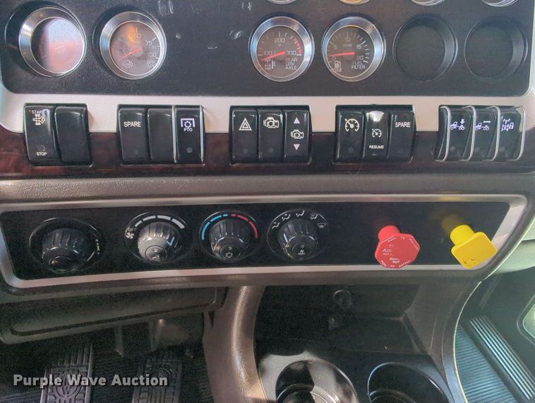 image for item MY9833 2016 Kenworth T800  semi truck