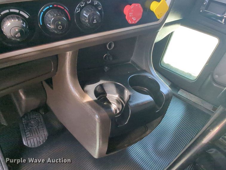 image for item MY9833 2016 Kenworth T800  semi truck