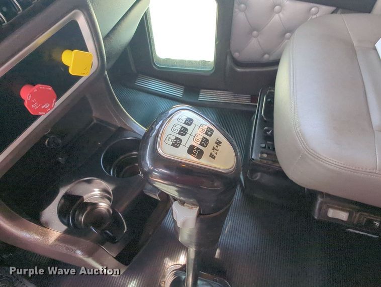 image for item MY9833 2016 Kenworth T800  semi truck