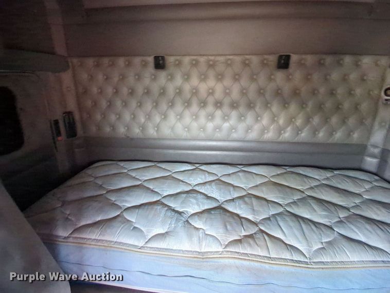 image for item MY9833 2016 Kenworth T800  semi truck