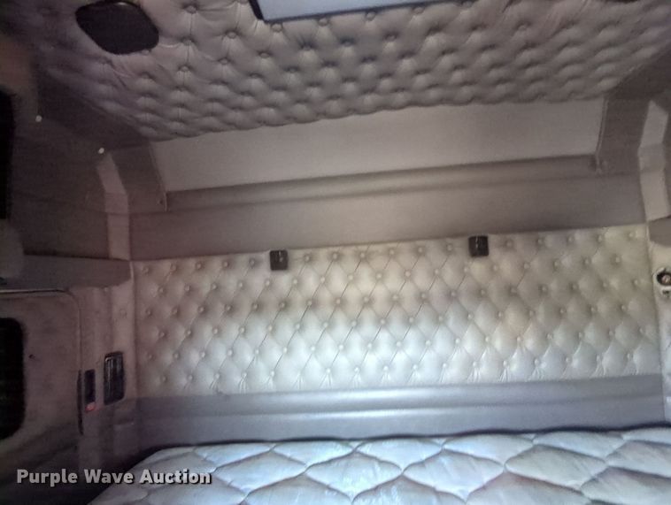 image for item MY9833 2016 Kenworth T800  semi truck