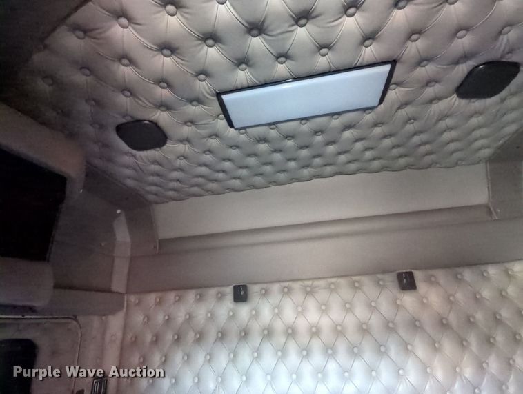 image for item MY9833 2016 Kenworth T800  semi truck