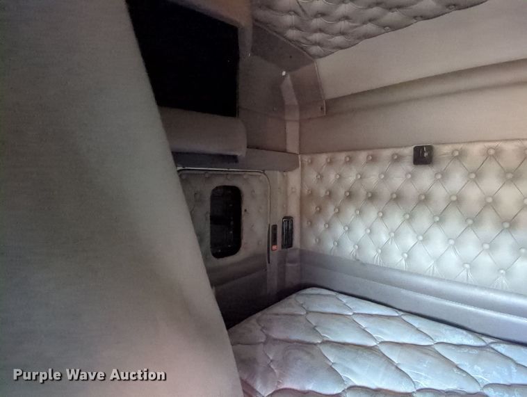 image for item MY9833 2016 Kenworth T800  semi truck