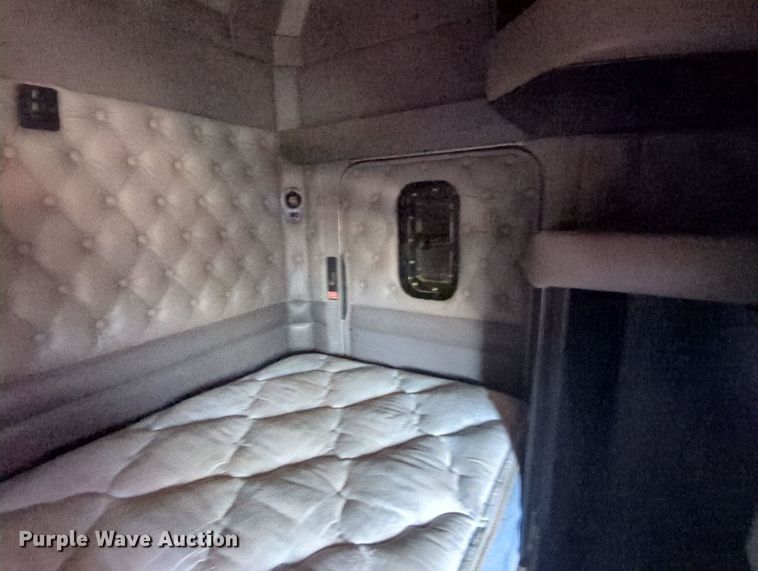 image for item MY9833 2016 Kenworth T800  semi truck