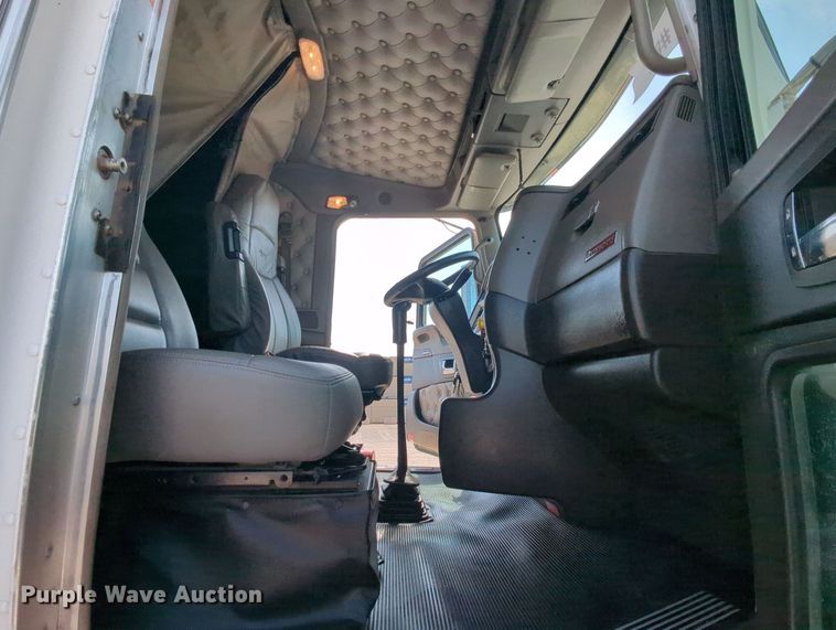 image for item MY9833 2016 Kenworth T800  semi truck