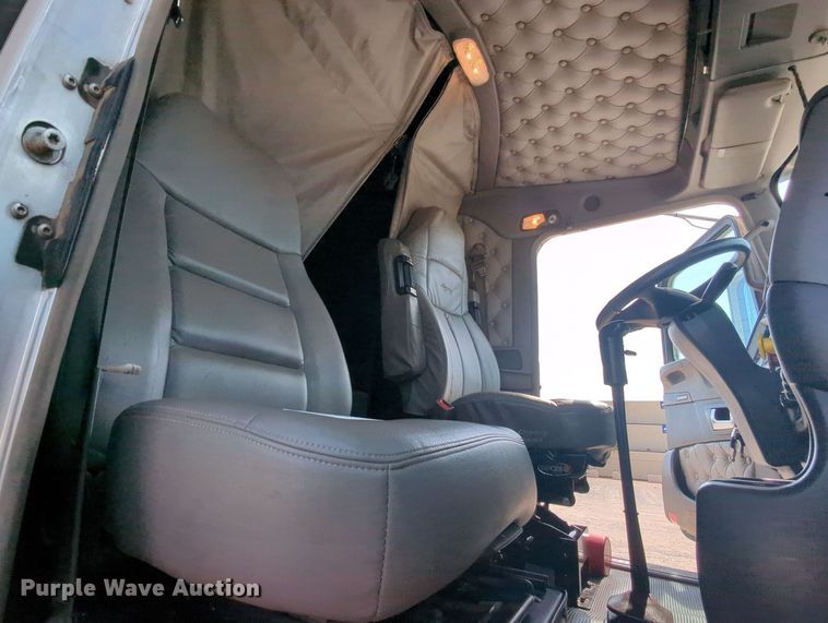 image for item MY9833 2016 Kenworth T800  semi truck