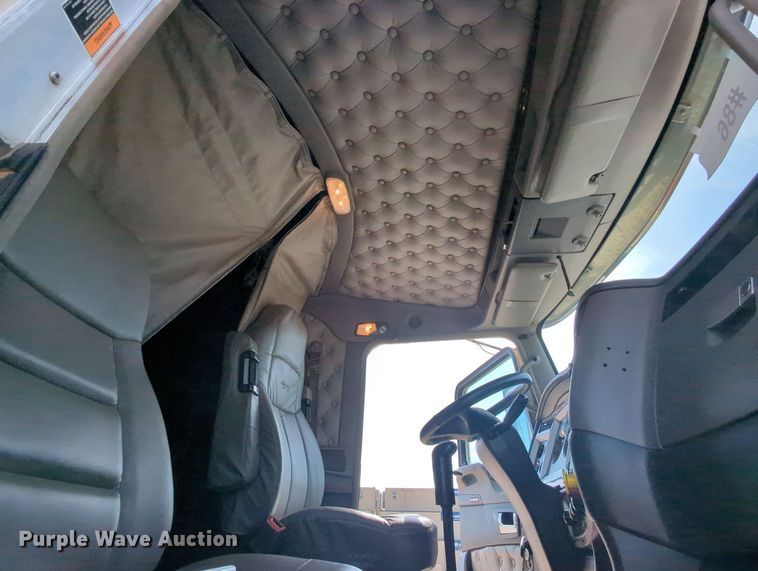 image for item MY9833 2016 Kenworth T800  semi truck