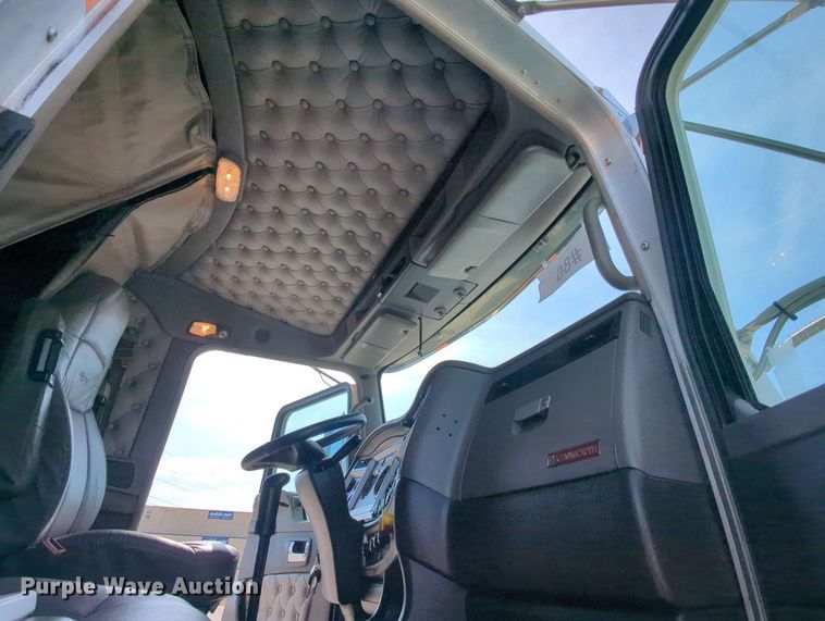 image for item MY9833 2016 Kenworth T800  semi truck