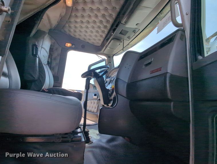 image for item MY9833 2016 Kenworth T800  semi truck