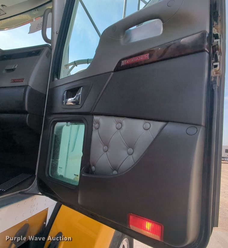 image for item MY9833 2016 Kenworth T800  semi truck