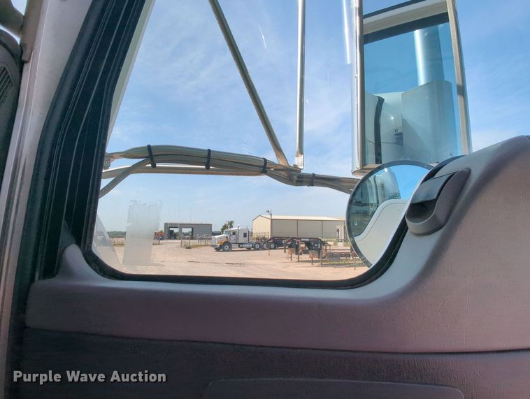 image for item MY9833 2016 Kenworth T800  semi truck