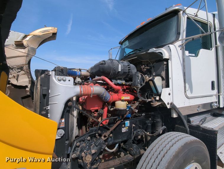 image for item MY9833 2016 Kenworth T800  semi truck