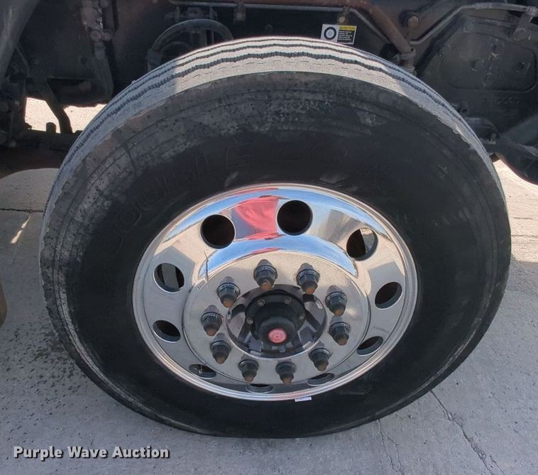 image for item MY9833 2016 Kenworth T800  semi truck