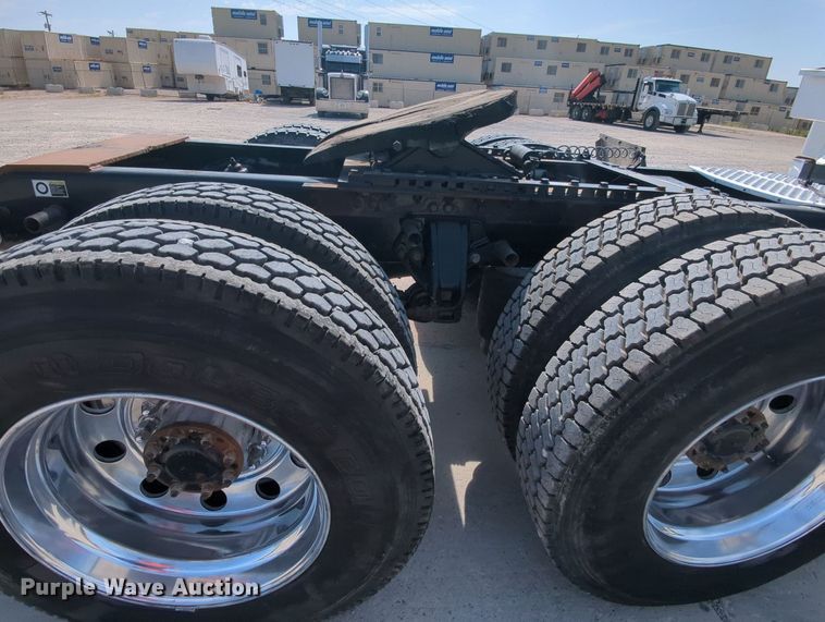 image for item MY9833 2016 Kenworth T800  semi truck