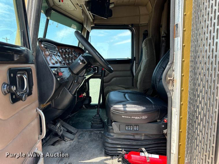 image for item NE9007 2005 Peterbilt 379  semi truck