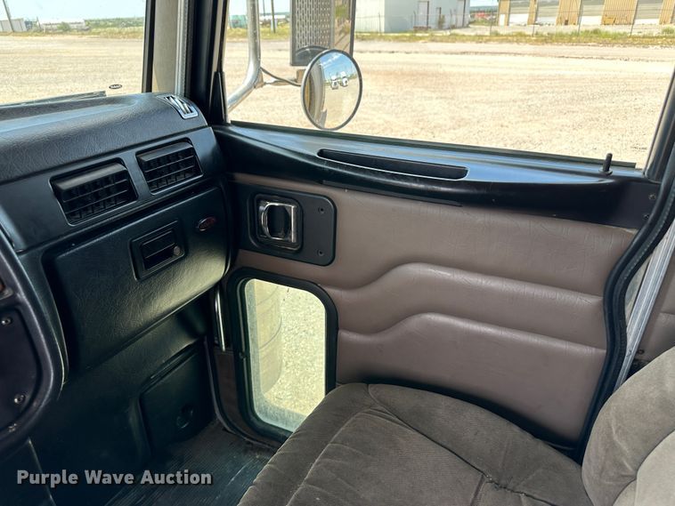 image for item NE9007 2005 Peterbilt 379  semi truck