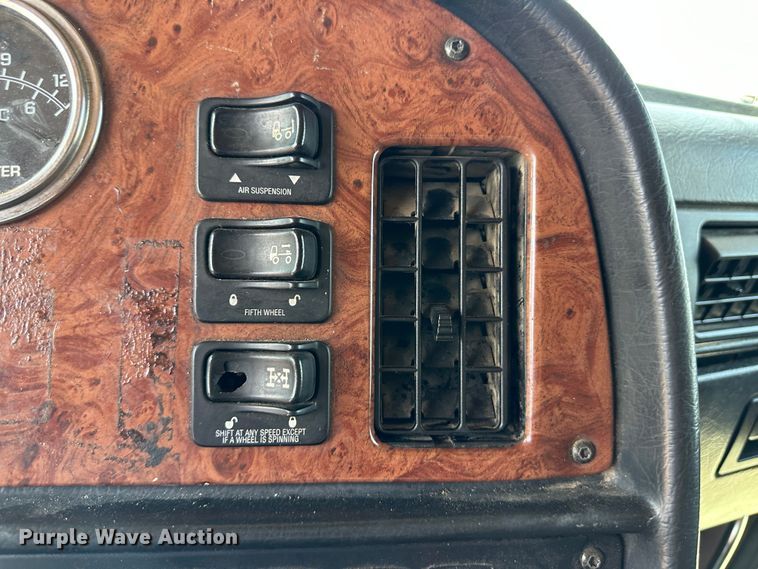 image for item NE9007 2005 Peterbilt 379  semi truck