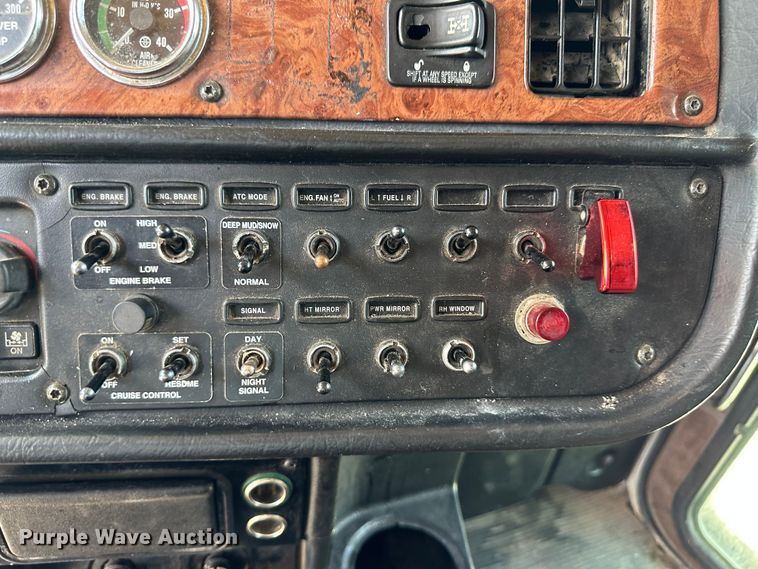 image for item NE9007 2005 Peterbilt 379  semi truck