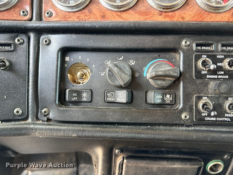 image for item NE9007 2005 Peterbilt 379  semi truck