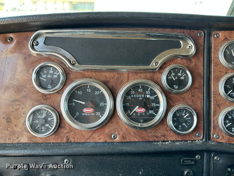 image for item NE9007 2005 Peterbilt 379  semi truck