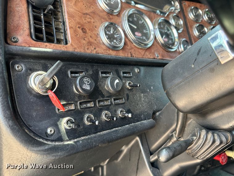 image for item NE9007 2005 Peterbilt 379  semi truck