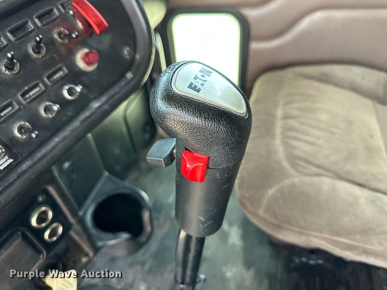 image for item NE9007 2005 Peterbilt 379  semi truck