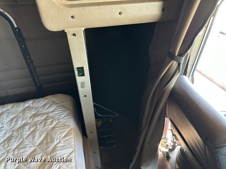 image for item NE9007 2005 Peterbilt 379  semi truck