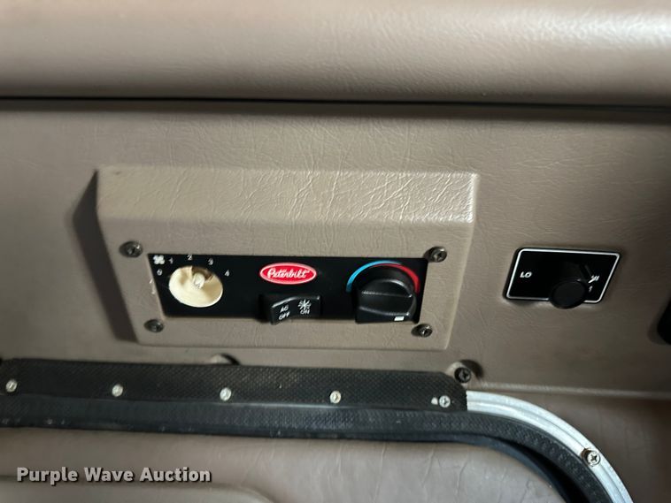 image for item NE9007 2005 Peterbilt 379  semi truck