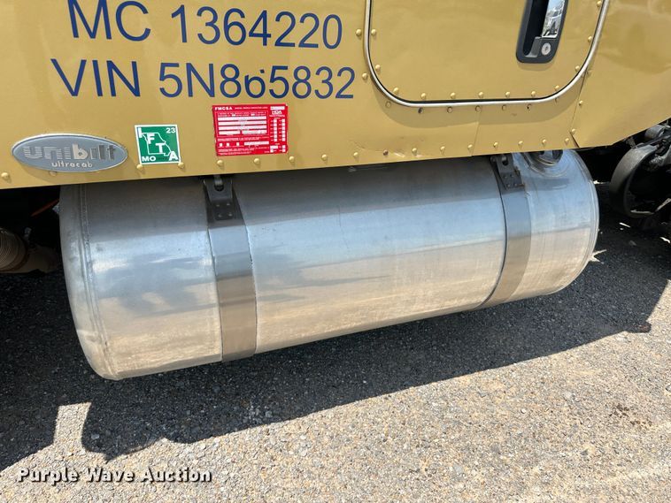 image for item NE9007 2005 Peterbilt 379  semi truck