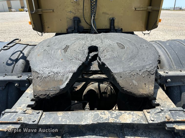 image for item NE9007 2005 Peterbilt 379  semi truck