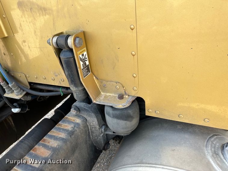 image for item NE9007 2005 Peterbilt 379  semi truck