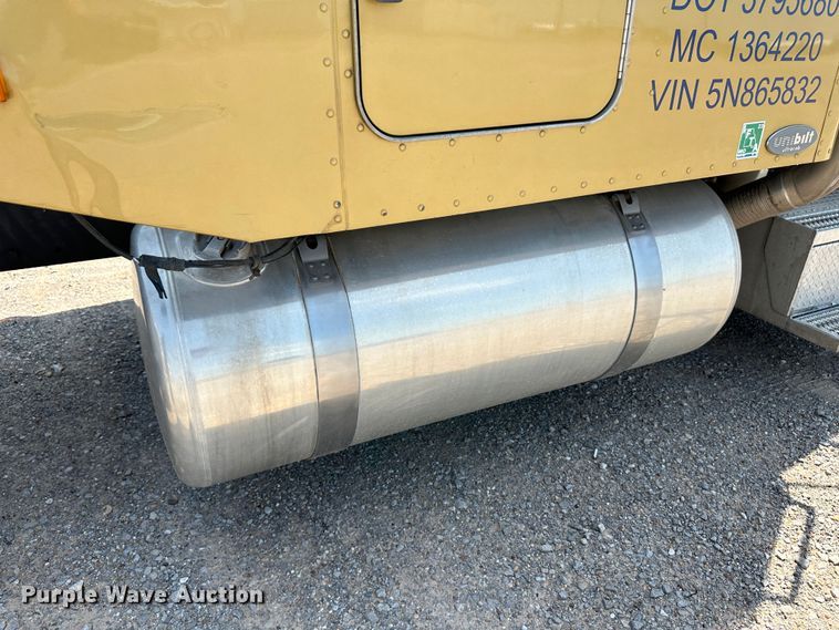 image for item NE9007 2005 Peterbilt 379  semi truck