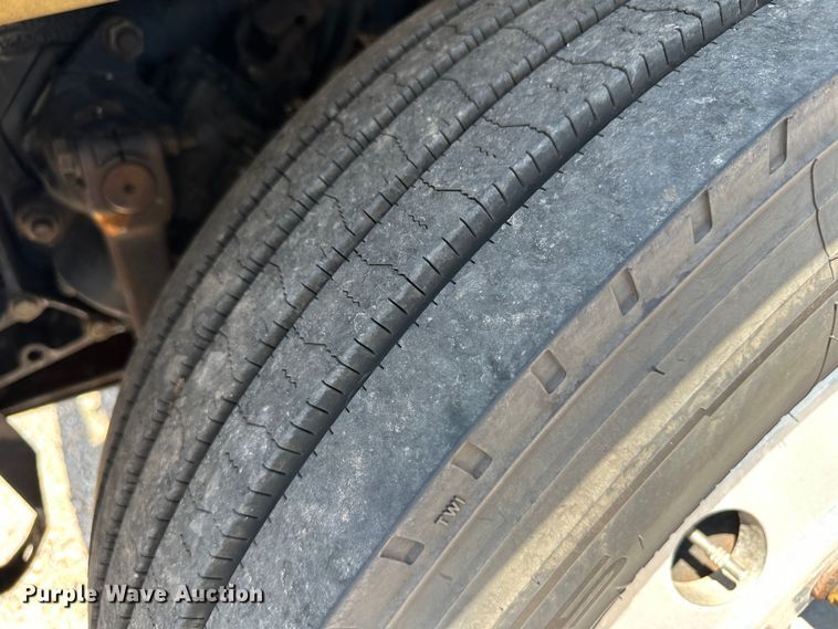 image for item NE9007 2005 Peterbilt 379  semi truck