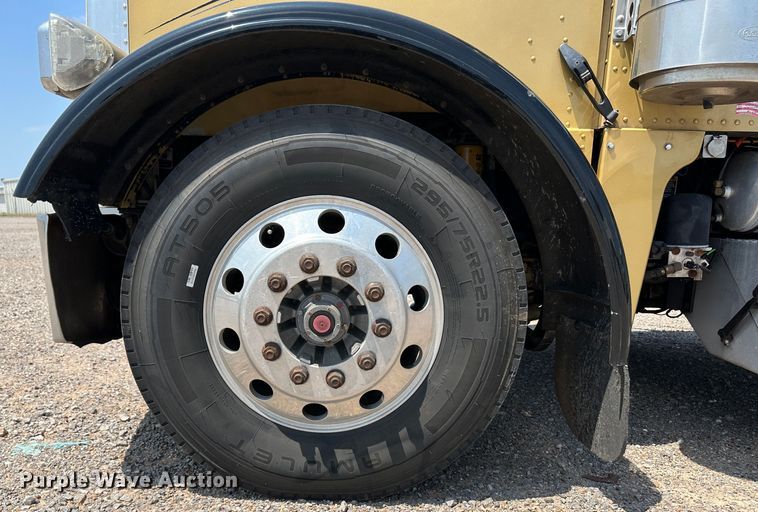 image for item NE9007 2005 Peterbilt 379  semi truck