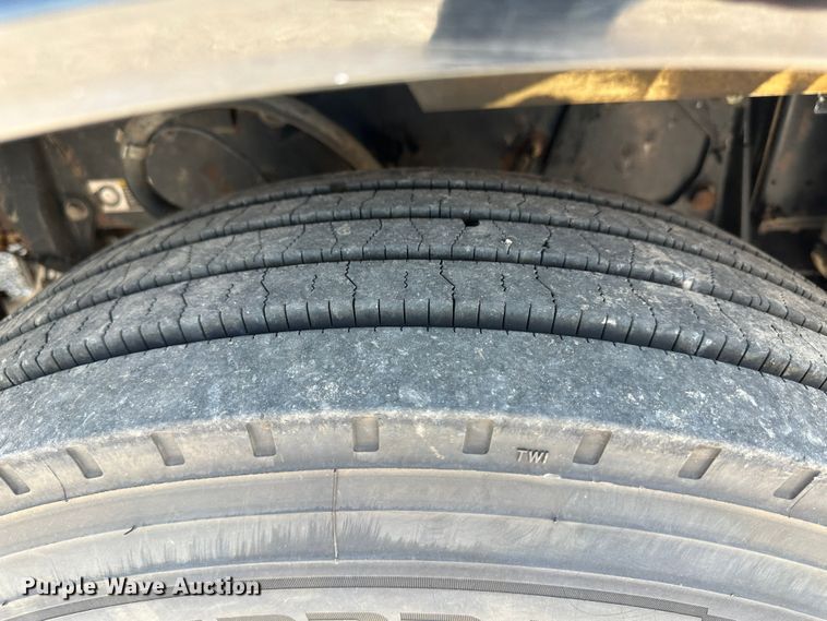 image for item NE9007 2005 Peterbilt 379  semi truck