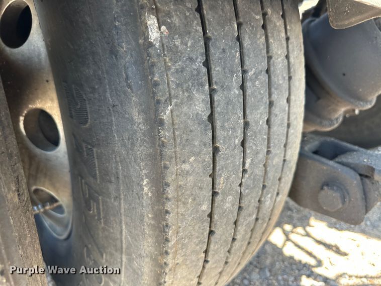 image for item NE9007 2005 Peterbilt 379  semi truck