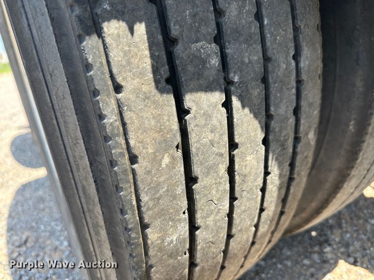 image for item NE9007 2005 Peterbilt 379  semi truck