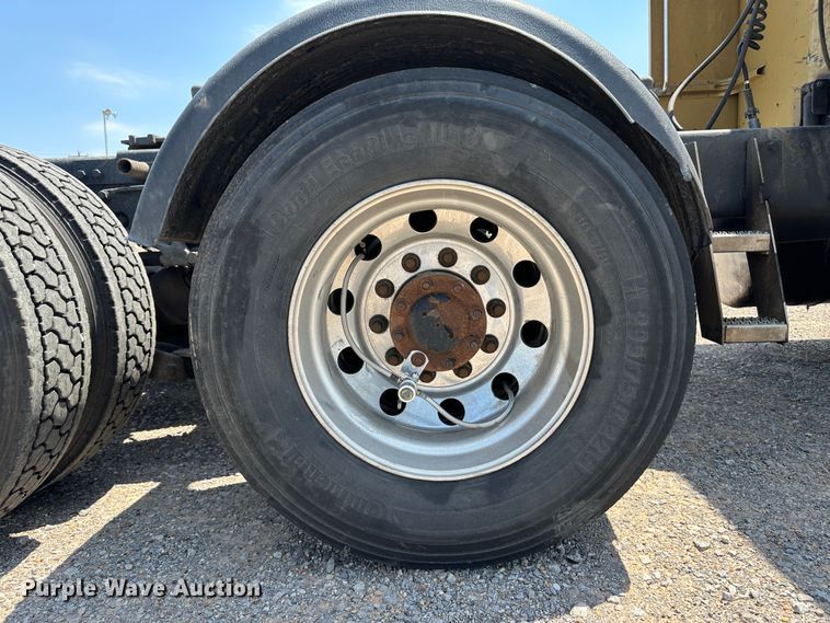 image for item NE9007 2005 Peterbilt 379  semi truck