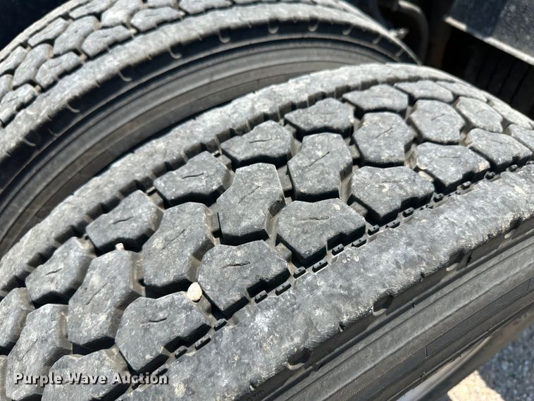 image for item NE9007 2005 Peterbilt 379  semi truck