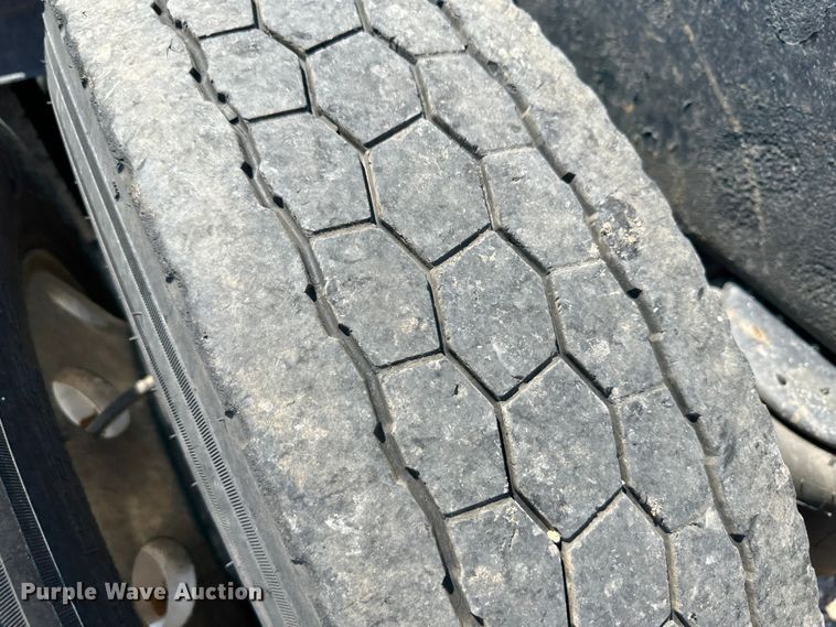 image for item NE9007 2005 Peterbilt 379  semi truck