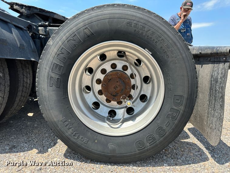 image for item NE9007 2005 Peterbilt 379  semi truck