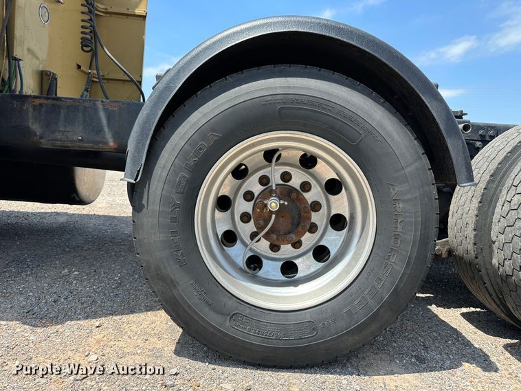 image for item NE9007 2005 Peterbilt 379  semi truck