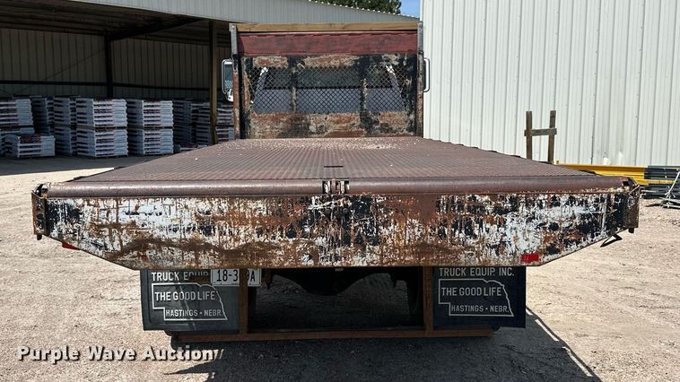 image for item NP9892 1999 GMC C7H042  flatbed truck