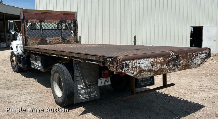 image for item NP9892 1999 GMC C7H042  flatbed truck