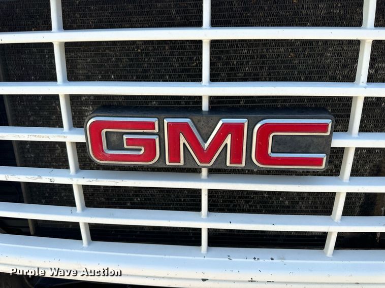 image for item NP9892 1999 GMC C7H042  flatbed truck